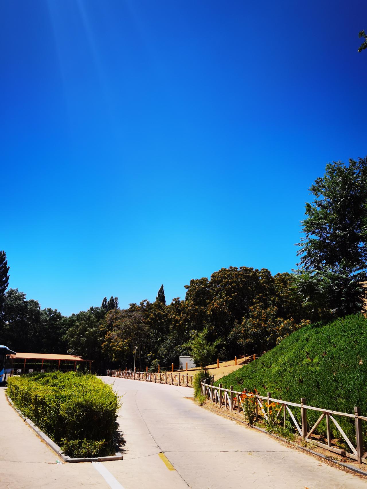 要怎样预防高温天气的急症
在闷热的夏天，高温天气会让一些人突发急症，特别是在高热