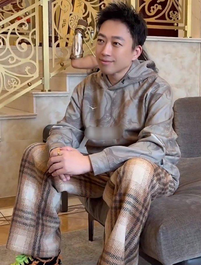 坏了[泪奔]这回真让于正瘦成白月光了，跟AI之后的图不能说一模一样，只能说毫无差