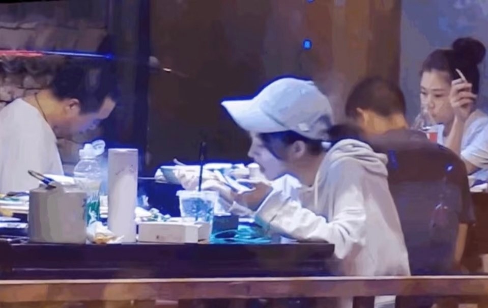 狗仔拍到的鞠婧祎认真干饭 专心干饭的鞠婧祎私下烟火气十足，好可爱～