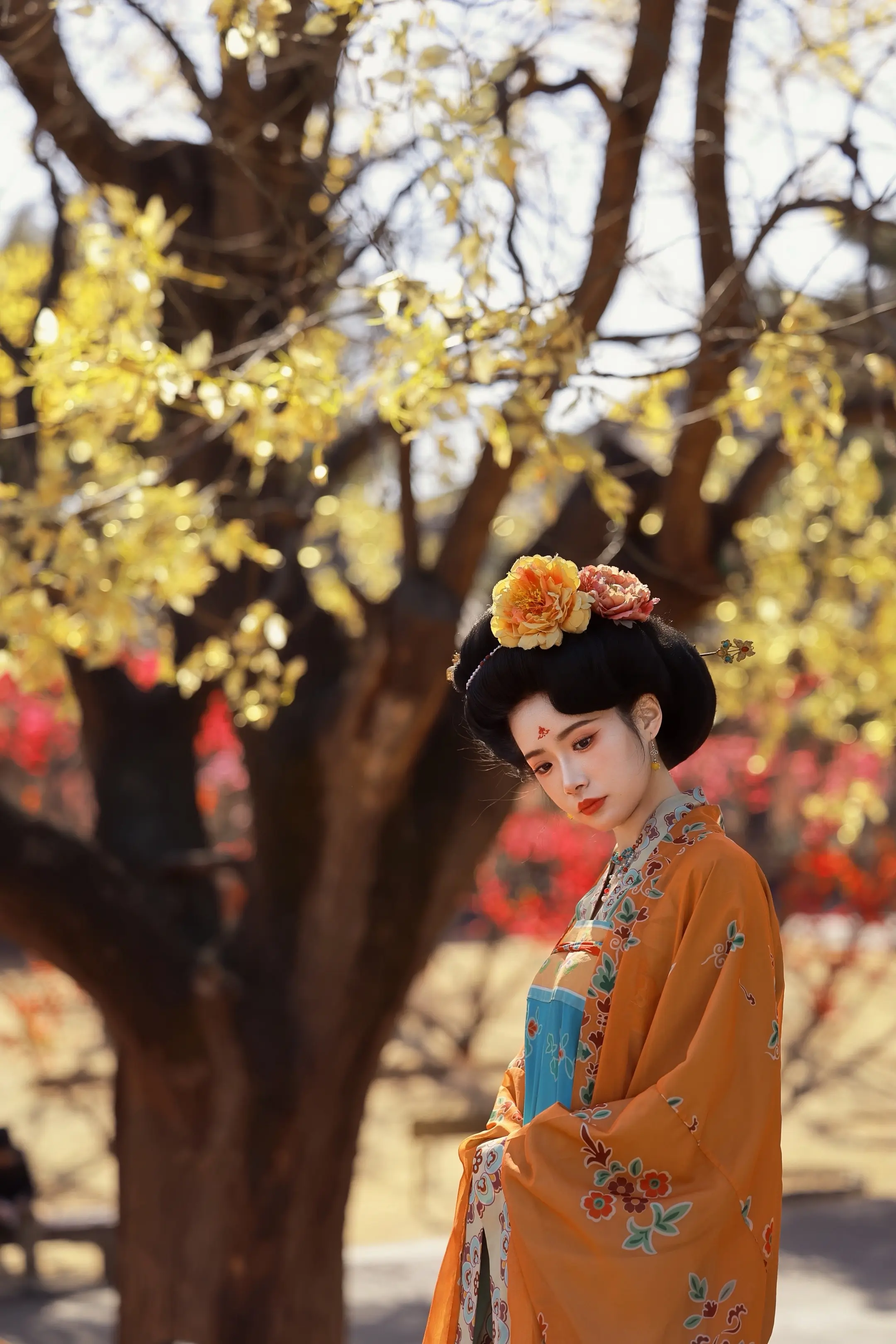 云想衣裳花想容，春风拂槛露华浓。