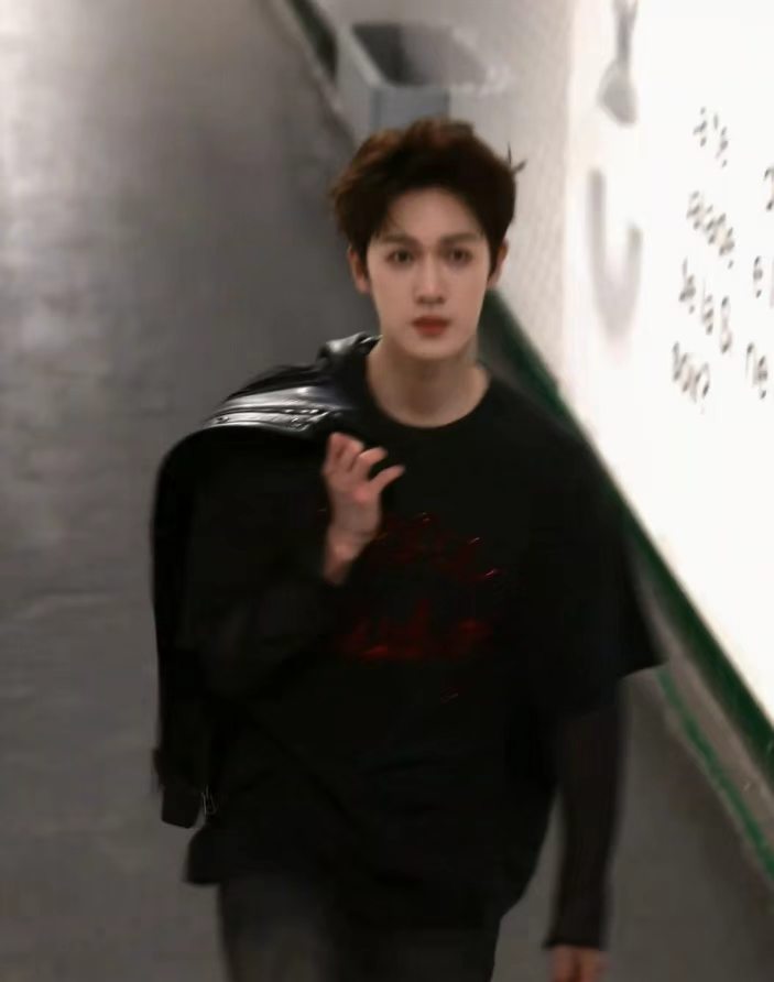 李昀锐一笑起来我什么都招了李昀锐内娱笑妃发力了肆意昂扬的回眸笑，自带光芒，亮眼又