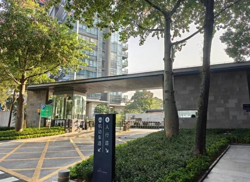 天鹅湖花园（一期）
面积：335.28㎡  5房
起拍价：2417万
单价：7.