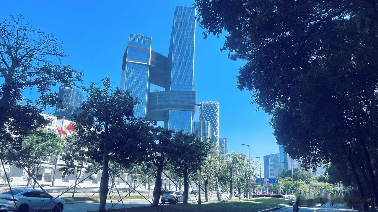 不是瞧不起上海，深圳如果成了下一个上海，那就没戏了。上海有两大硬优势：一个是金球