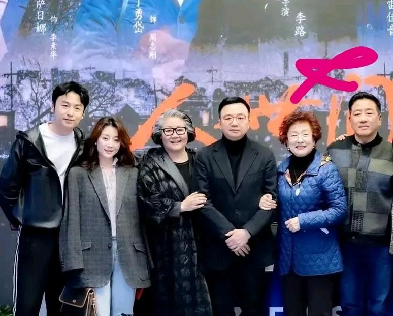<人世间>的演员合影，雷佳音，殷桃，萨日娜，其他三位不知道叫什么名字？