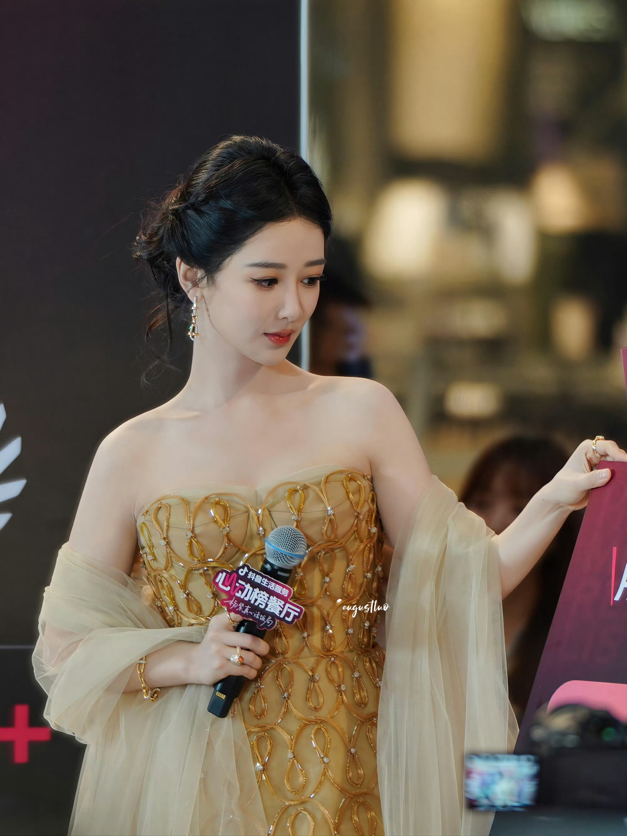杨紫杨紫有种气血充足的美杨紫真的好美好美，那牛奶般的皮肤，那香肩红气养人由内而外
