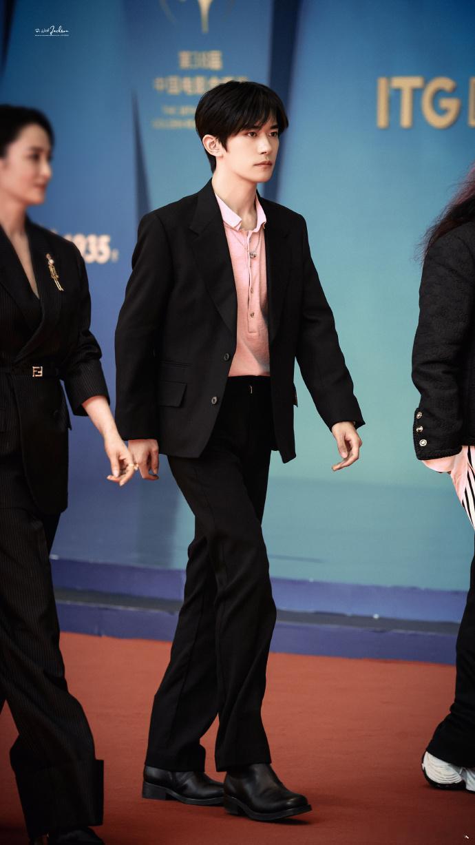 易烊千玺金鸡红毯造型太绝！黑色西装 + 粉衬衫，沉稳中带温柔，四提影帝气场全开。