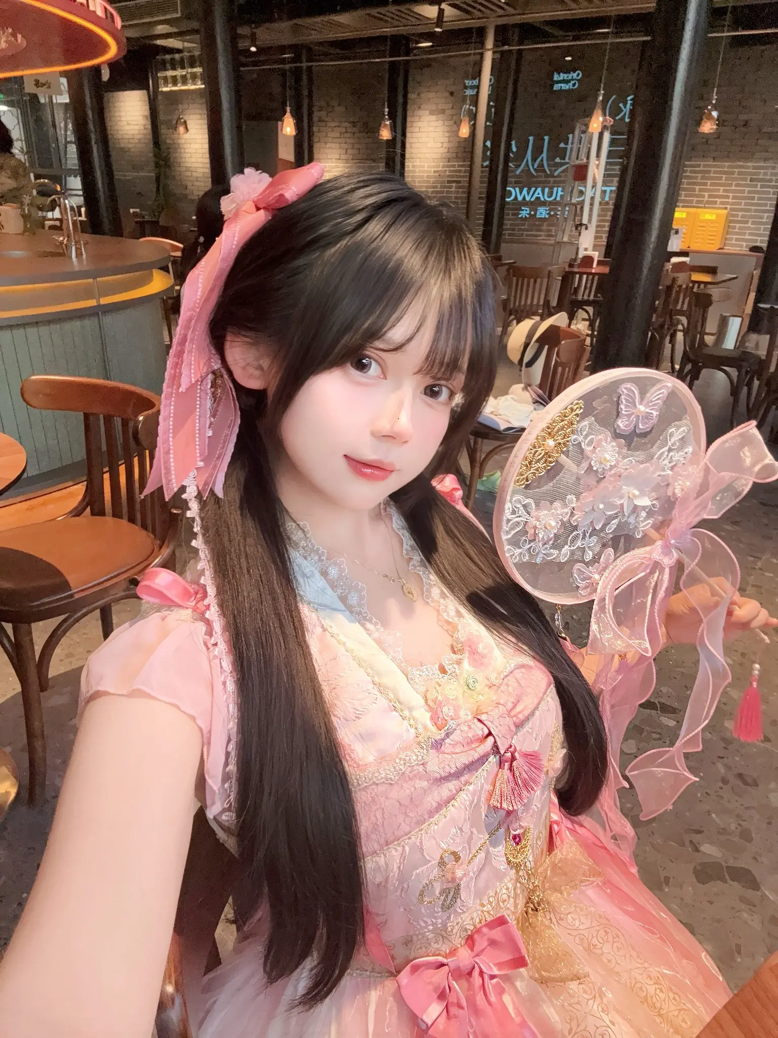 没有对七夕的渴望 眼里全是对裙子的欣赏 😍春丽你好美 好喜欢中华风～