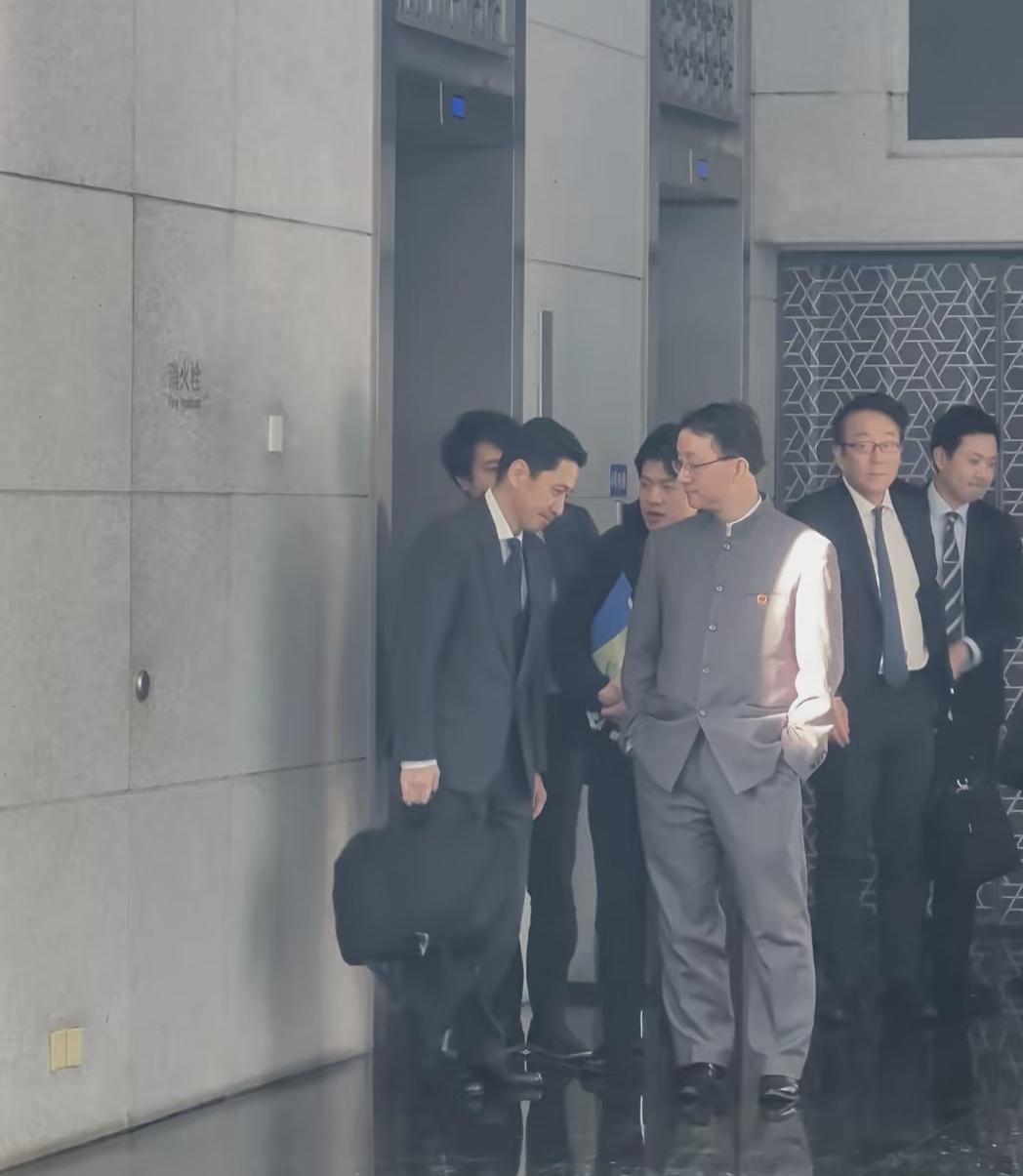 刘劲松司长，身穿中山装，胸前佩戴国徽，双手插兜，威严感十足，给不尊重我们的人就应