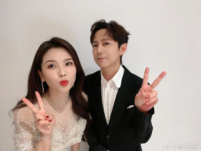 #刘涛何炅同框合照##刘涛何炅比耶照#刘涛与何炅的合照充满温情，他们的约定成为永