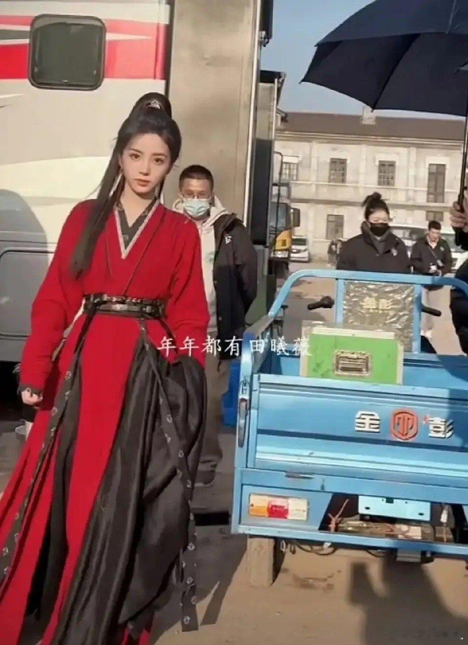 感觉古偶。。造型师。。也越来越敷衍了。。女将军101。。清一色的黑红。。。高马尾