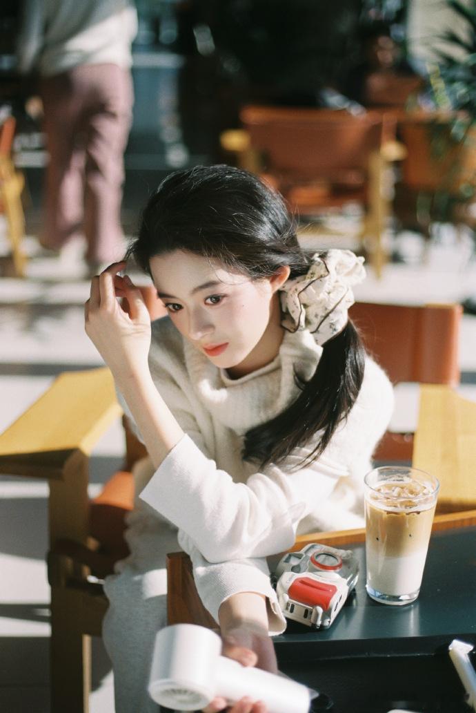 黄杨钿甜侧马尾黄杨钿甜冬日暖阳六宫格 冬日暖阳与黄杨钿甜太配了！侧马尾造型元气，