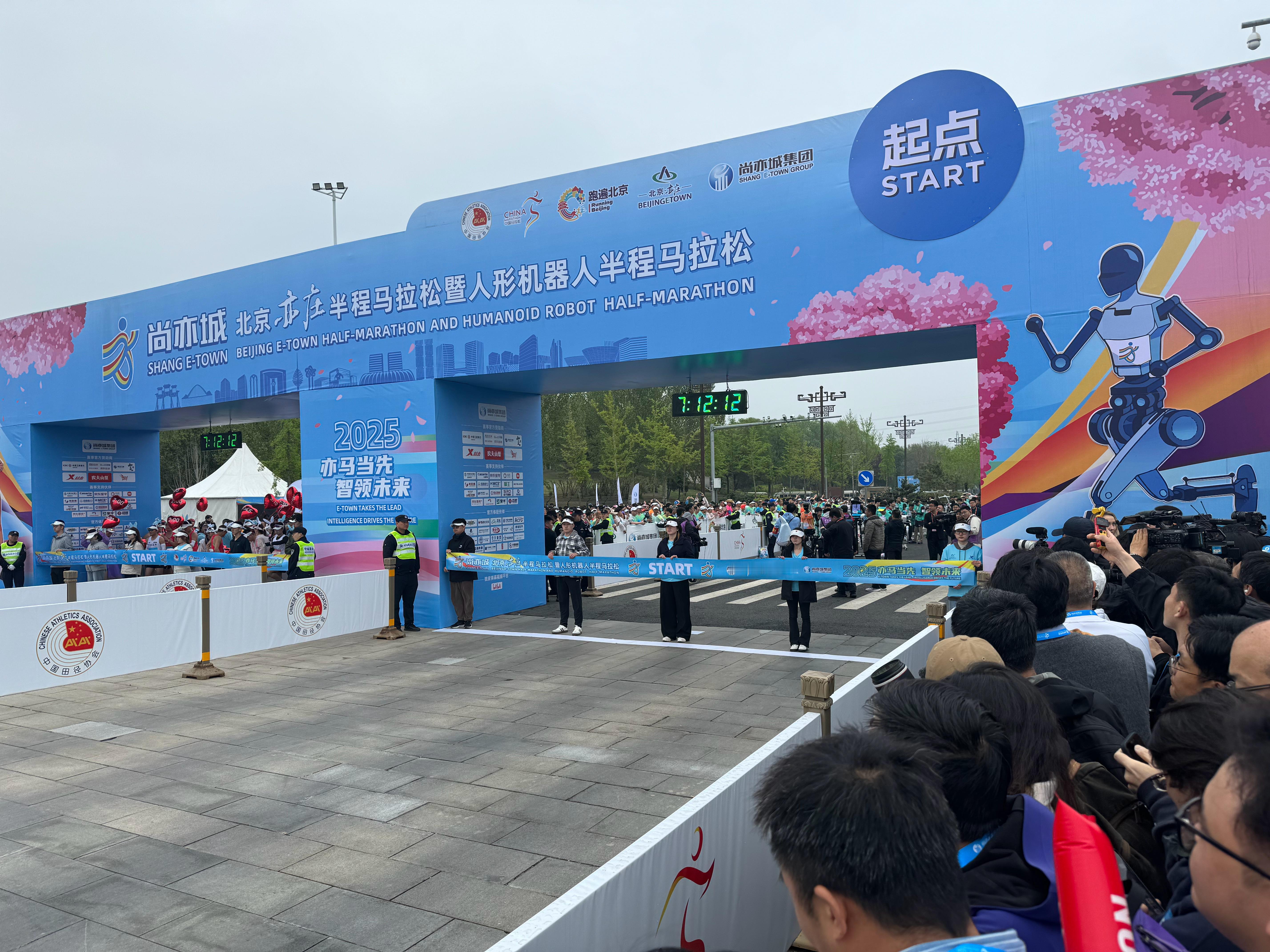 70多款机器人深夜竞速 去年机器人马拉松去了，今年19号大兴见！相信今年肯定比去