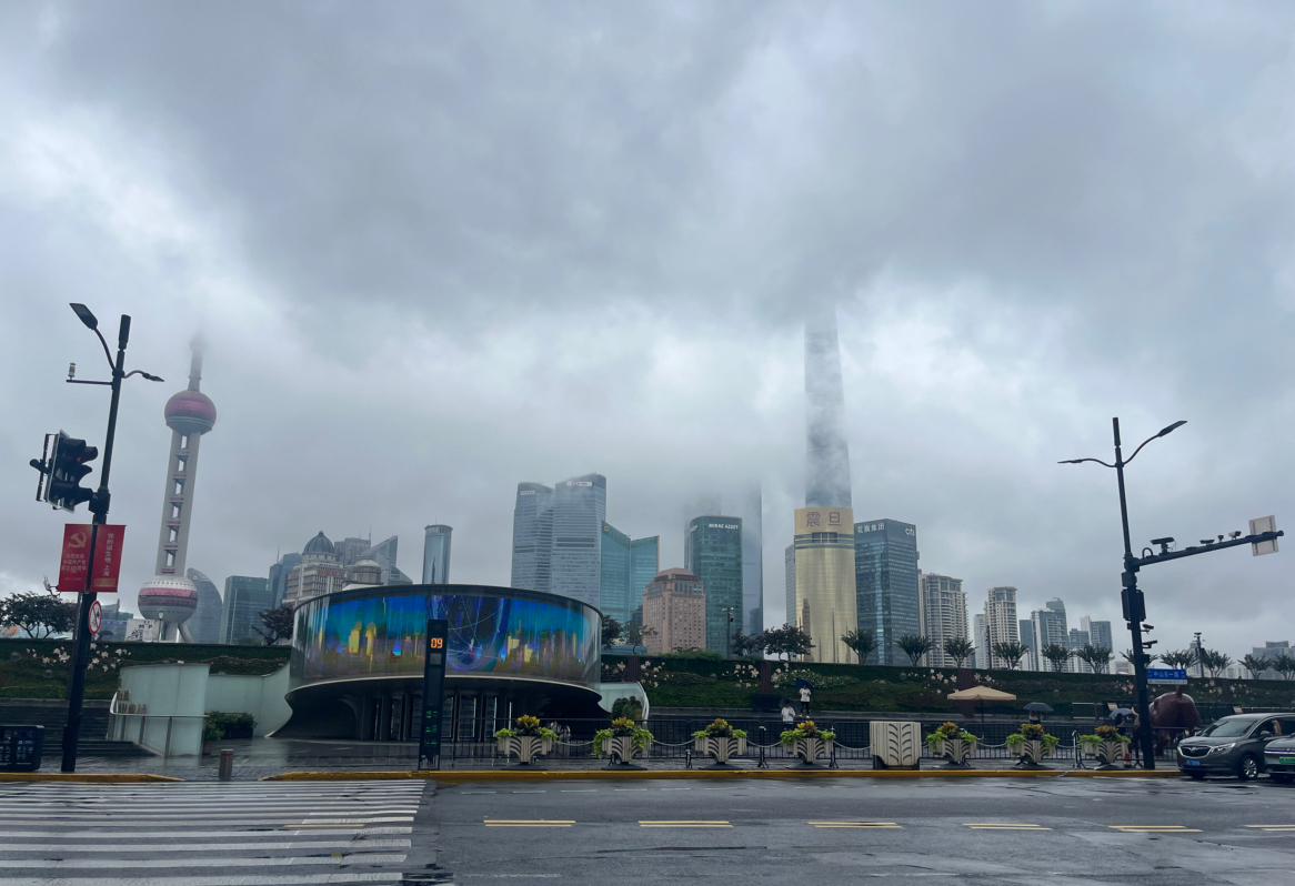 分数不够，距离来凑。
越远的学校分数越低，
在上海只能读不入流的学校，
到外地就