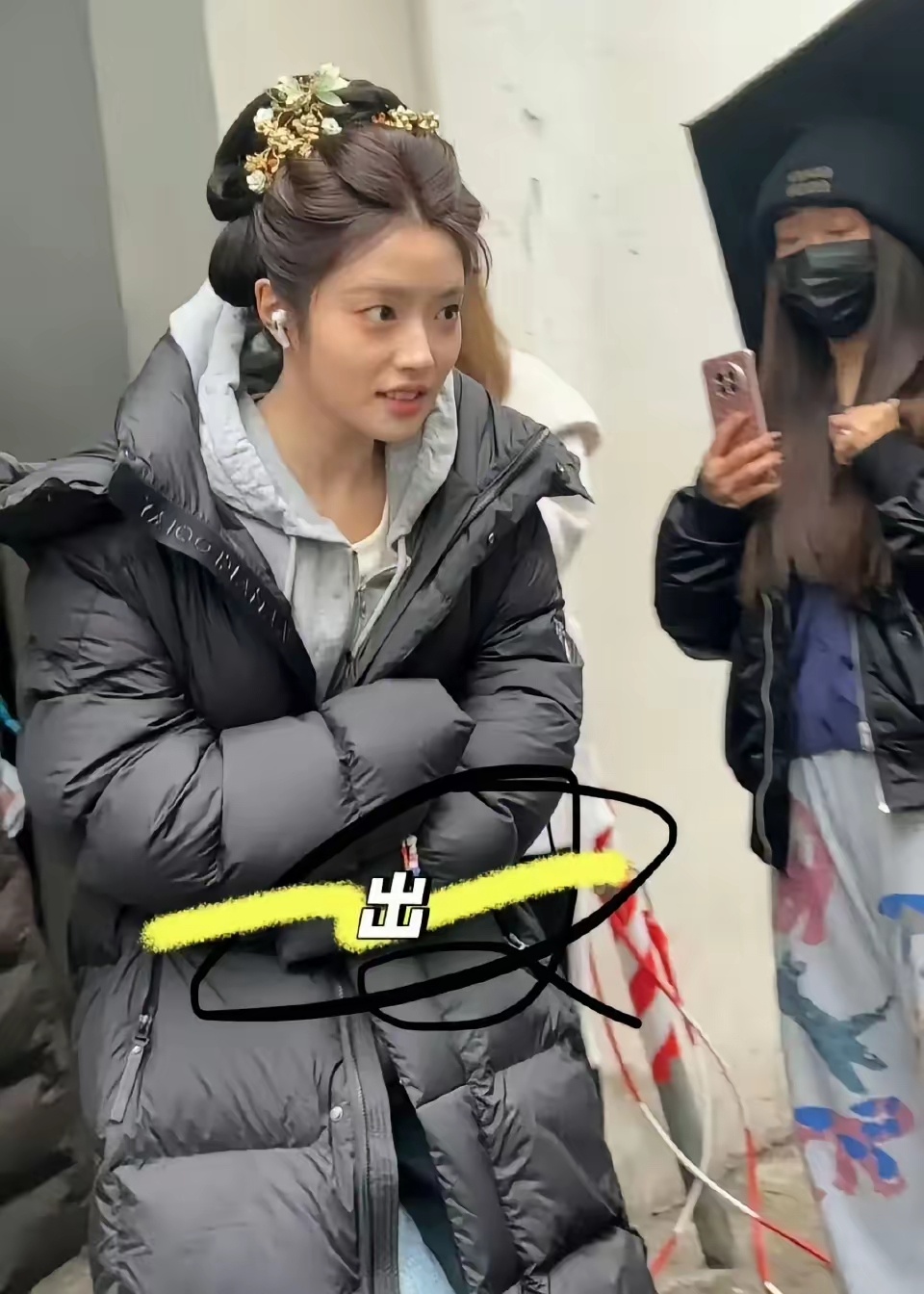 现在明星拍古装都不舍得把头发染黑，这个色差太明显了，前面是红发，后面发包又是黑色