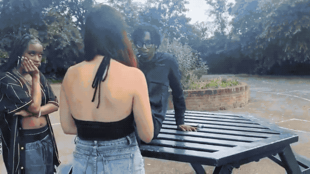 美国黑白女权大联合：白人妹子抽黑人男子耳光，黑人女闺蜜一起帮着打！一个黑人男子在