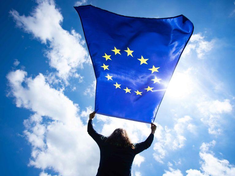 欧盟近期的一项决策，引发了广泛讨论：原本计划推进的“永久禁止俄罗斯石油进口”立法