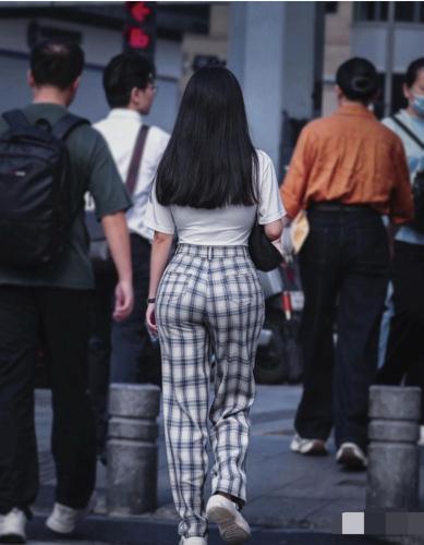 有一次坐高铁，前面有一对情侣在检票。女生穿得很宽松，黑色长裤加黑色上衣，料子像麻