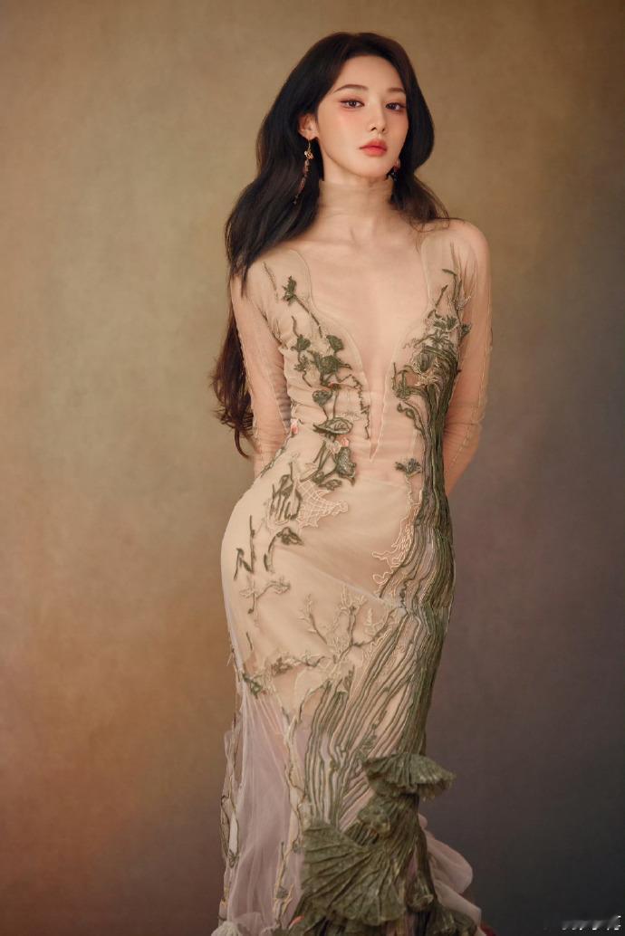 彭小苒深V开到肚脐 彭小苒这波穿搭太绝了，肤色连体裙搭配开到肚脐的深V，露而不艳