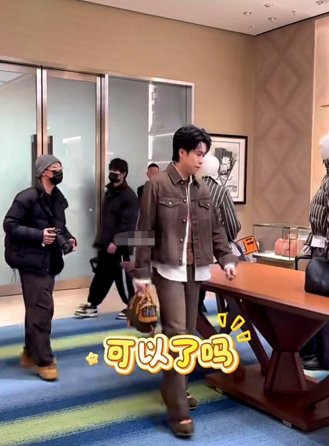 LV展台，头哥被摄影师喊“再绕一圈”。
 

他裹着羽绒服，脚底生风，嘴里连环问