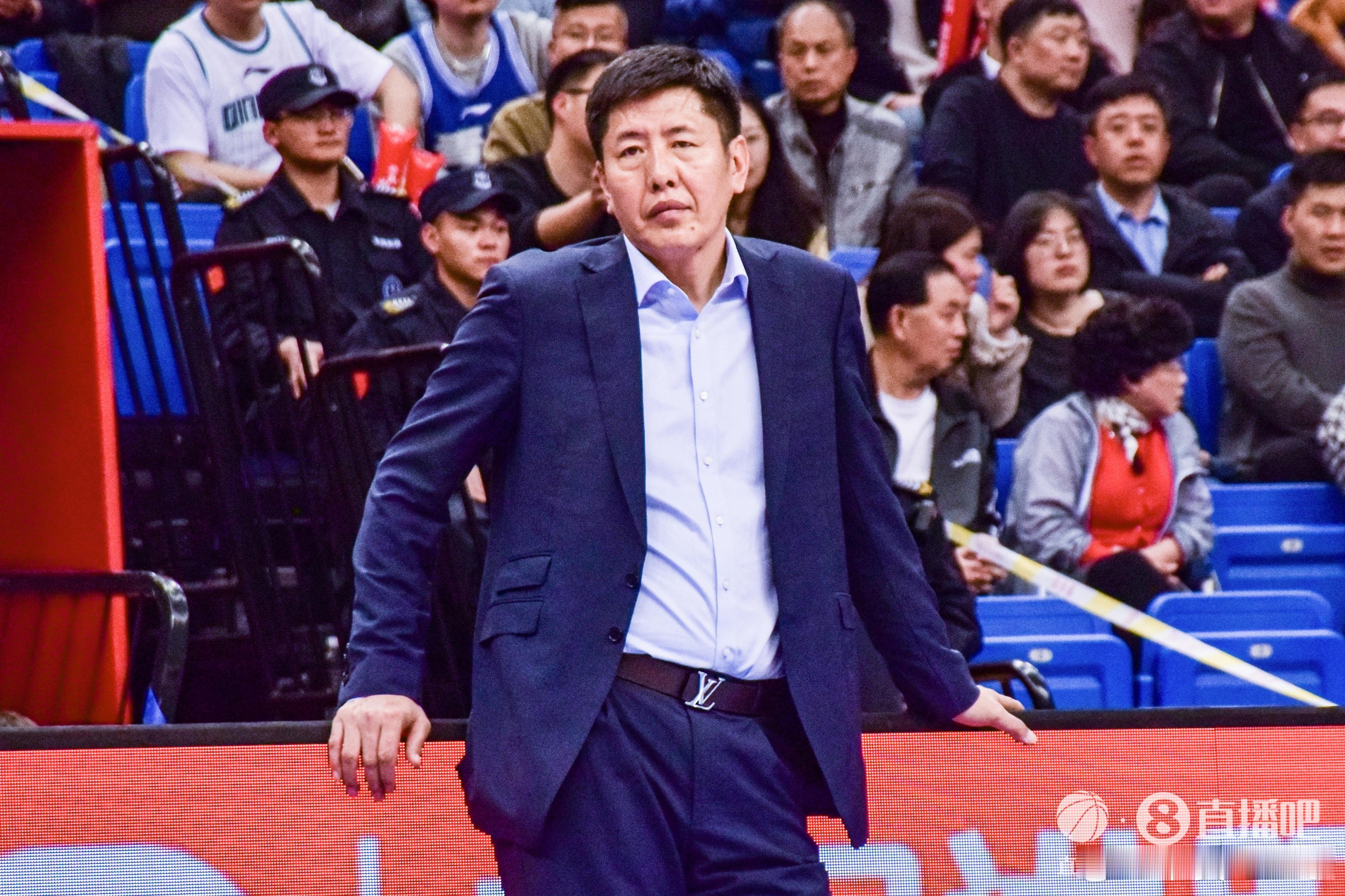 直播吧消息，今日浙江男篮官方官宣，球队主教练丁伟因个人原因辞职，俱乐部对其执教付