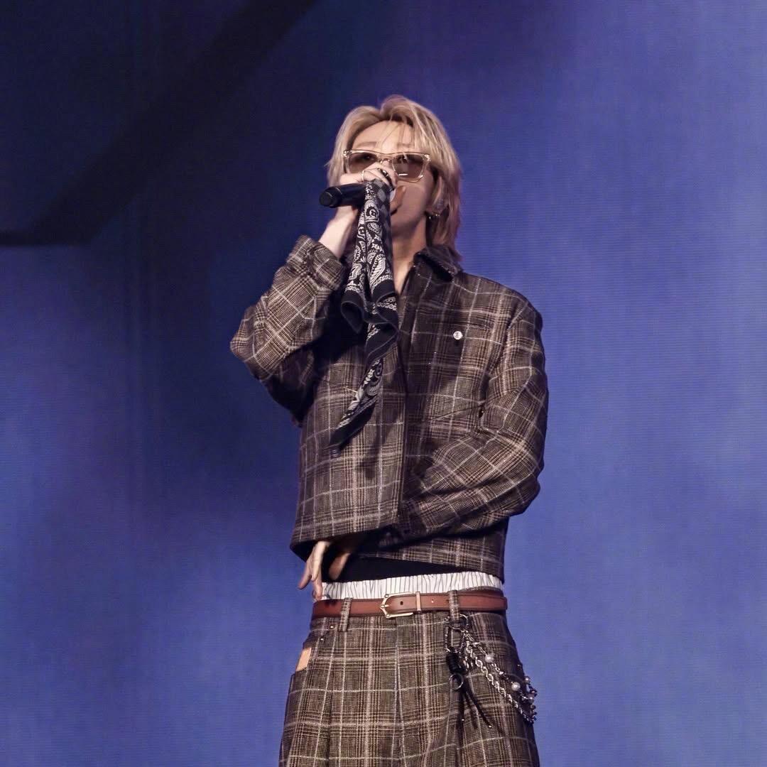 徐明浩更新舞台LV定制造型.徐明浩ins更新，身材和衣服都是top级，不愧是LV