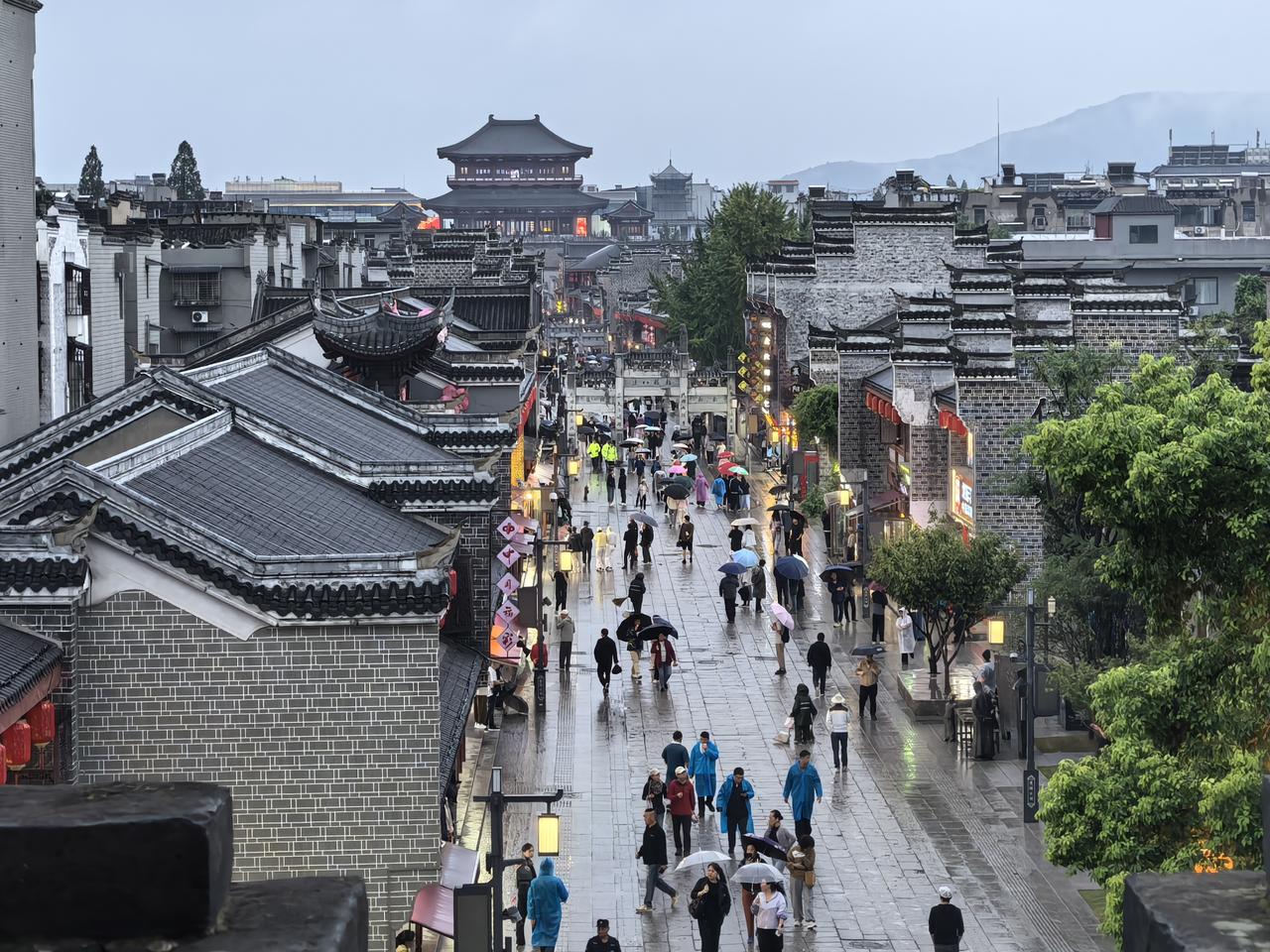 烟雨笼罩护城河，江面泛着细碎雨纹，水波轻轻晃动，远处城楼在薄雾里若隐若现。没有平