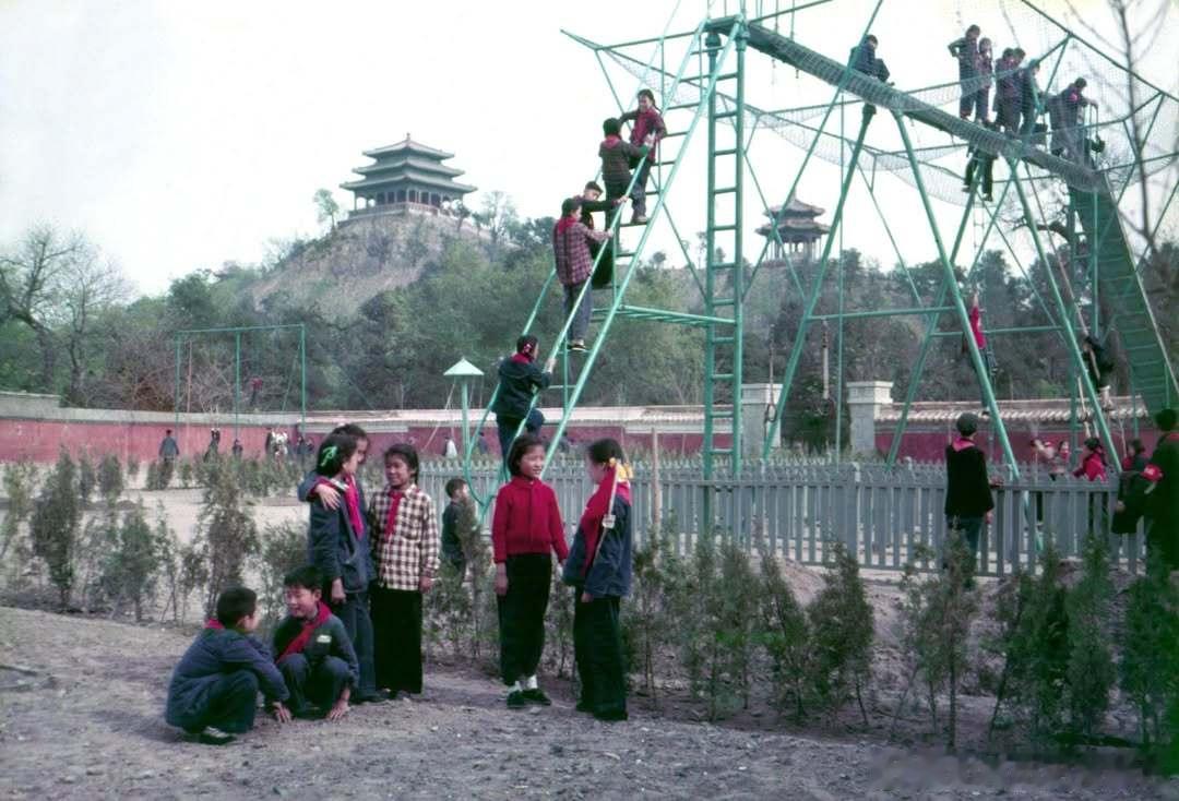 1956年 北京 少年宫的西北角是专供孩子们活动的运动场。 摄影 彭华士、李兰英