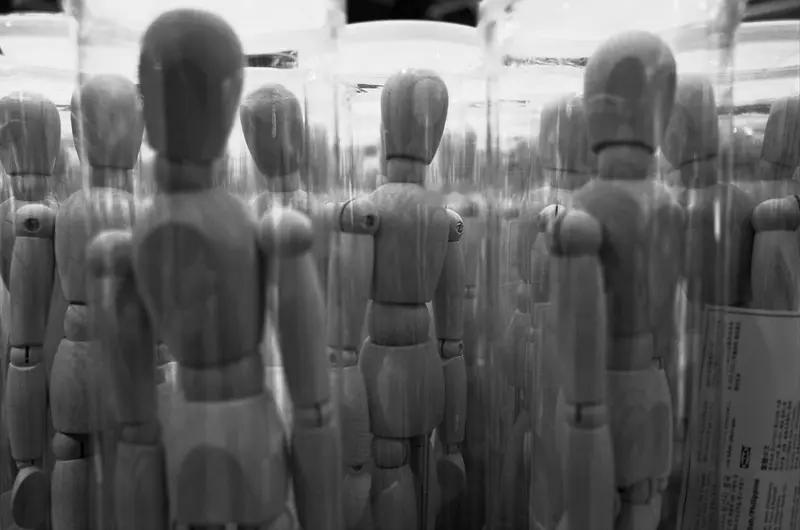 直播带货冒出个新型侵权现象，“克隆人大军”横行。某知名演员形象声音被盗用，“分身