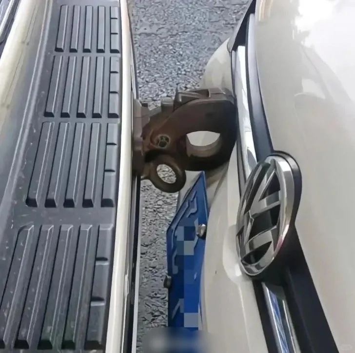 很多人问如果发生了这种情况交警应该怎么判责，其实很简单，那就是看对方的拖车勾有没...