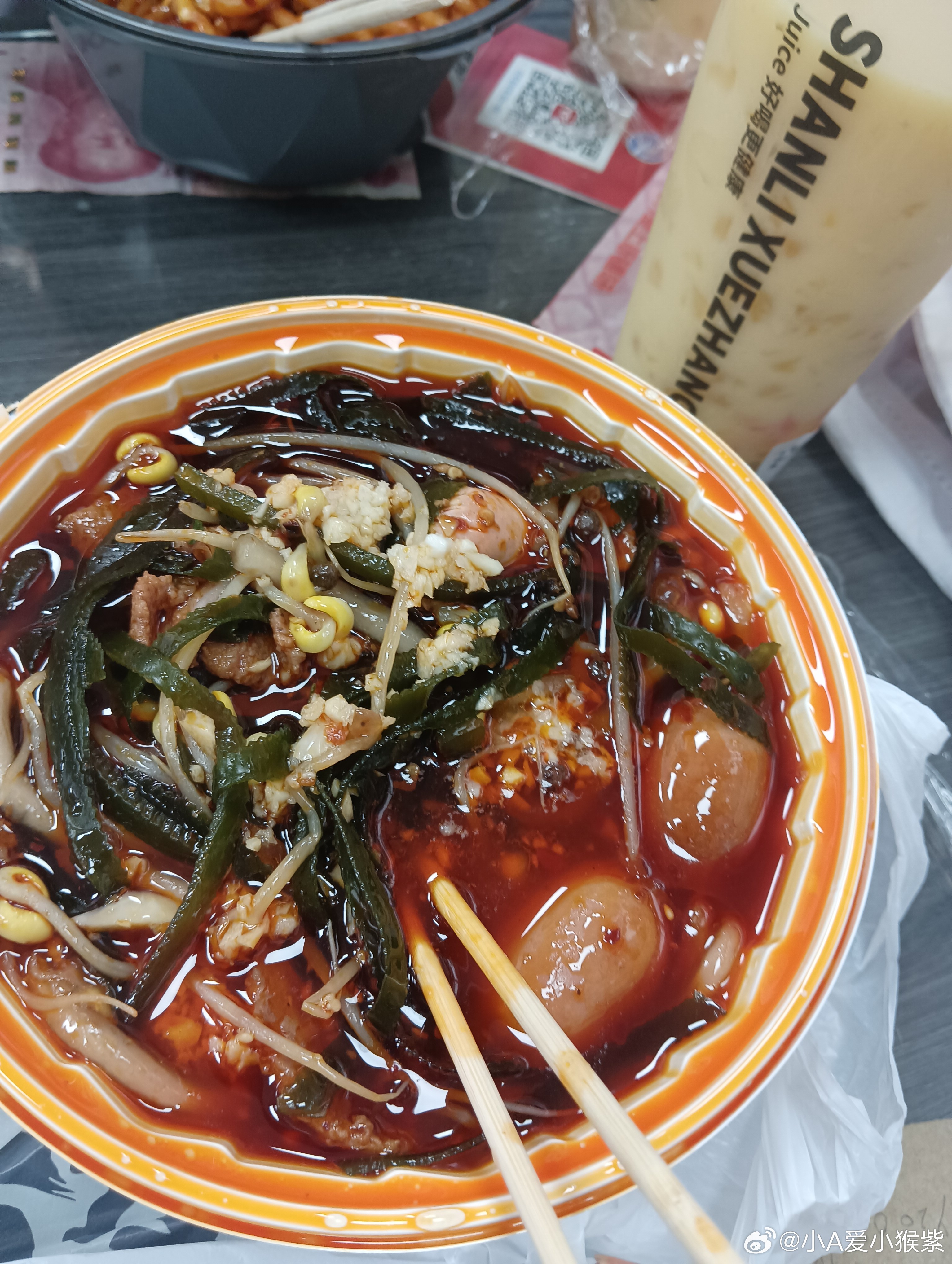 我们家的美女，昨天吃这个粉，我看她们吃好好吃哦，问她们辣吗，说是微辣，今天叫她们