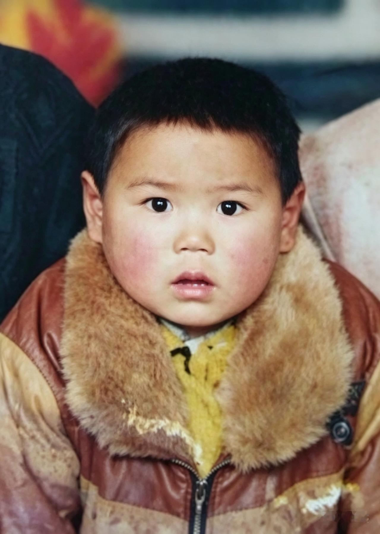 我（指寻亲人柯先生），男，B型血，1990年4月出生，三四个月大到养家，据说是一