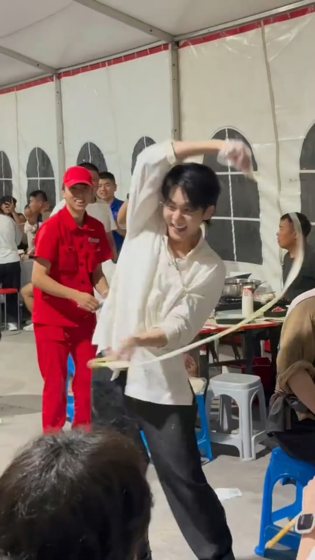 曾舜晞请剧组吃火锅，还带甩面表演服务，太贴心了，羡慕！ ​​​