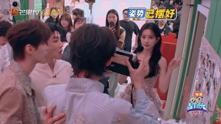 赖伟明是孟子义唯粉吧赖伟明给孟子义拍单人拍立得 “你的单人照呢？”“还没拍。”“