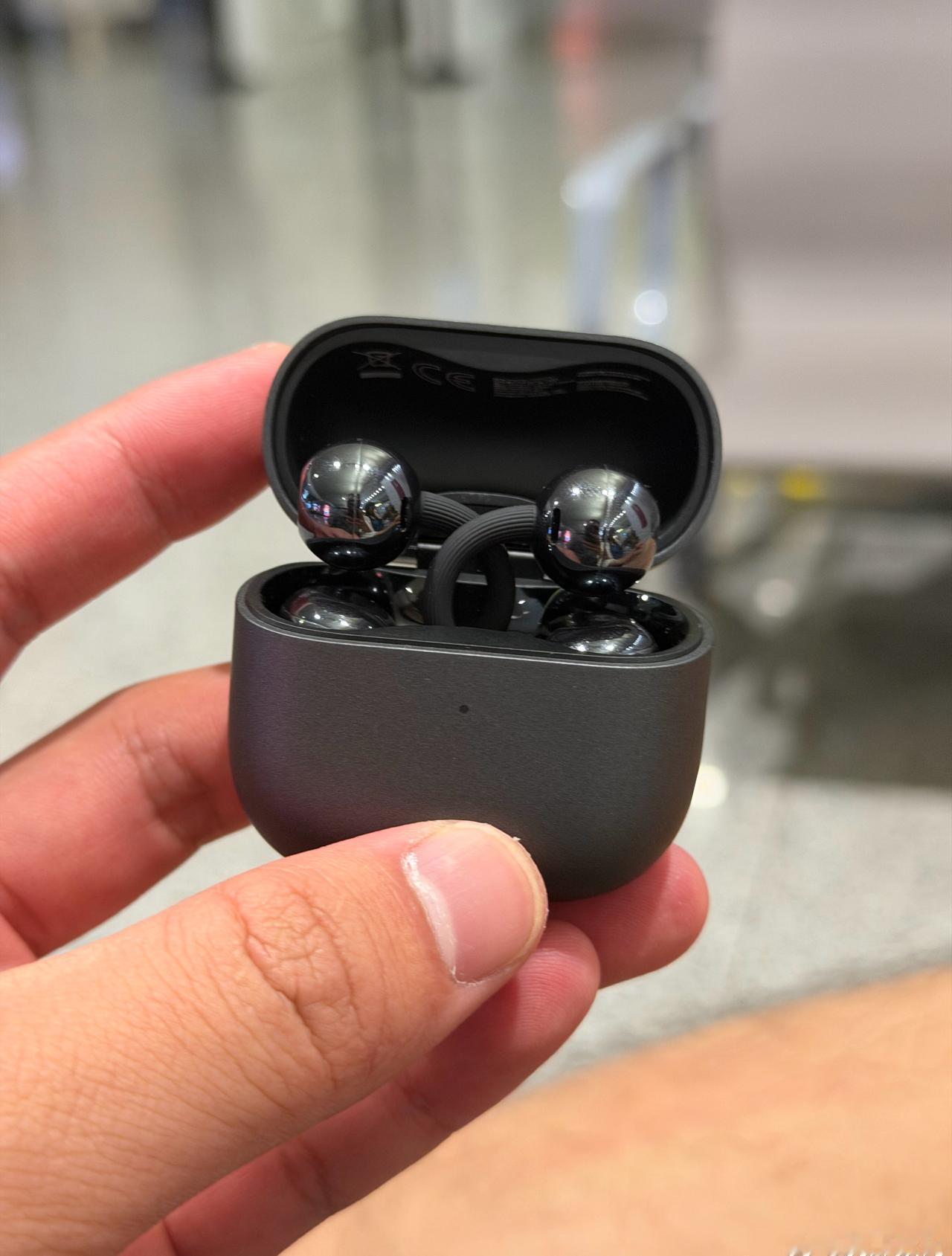 现在坐飞机我都不戴降噪耳机，什么时候都用华为FreeClip耳夹耳机，吵点就吵点