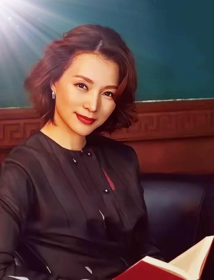 那时，非常喜欢看董卿主持的《朗读者》，开卷有益，情景结合，沁润书香，给人予精神食