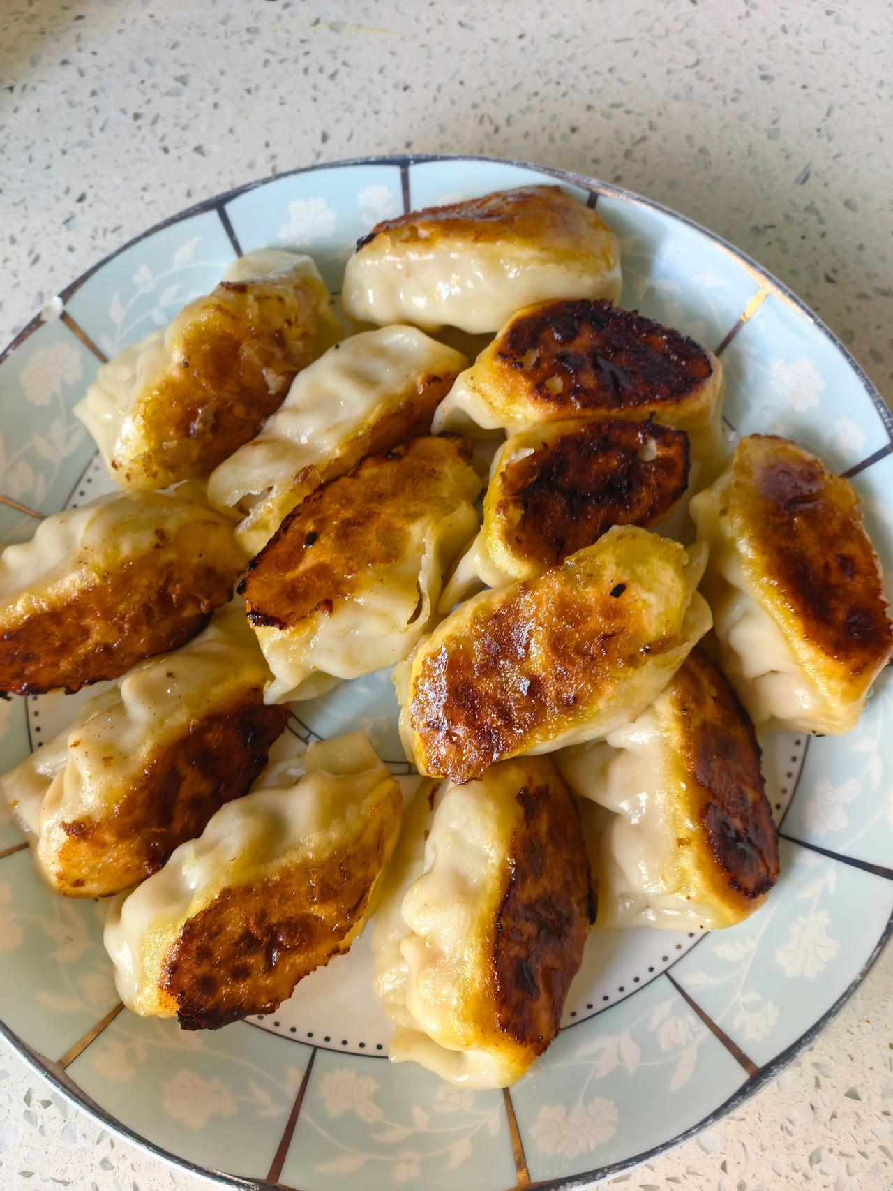 生活也许会让你失望，但美食不会！小时候喜欢吃饺子，我妈会包给我吃，现在长大了想吃