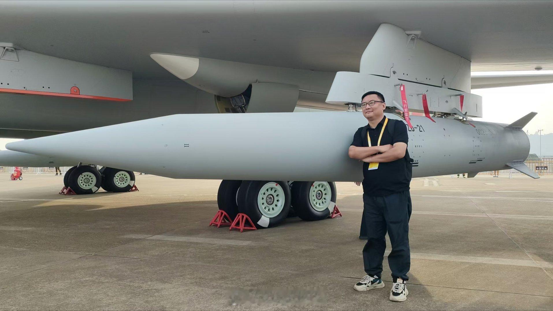 一起打卡中国航展  在航天某展台，我简单问了一下，鹰击21有一个“缩小版”，就是