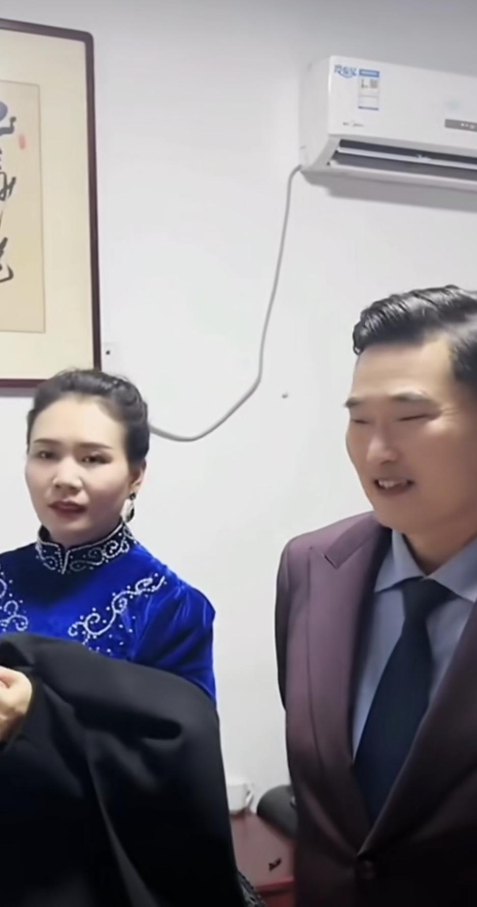瞧瞧！朱之文真是星范十足，酷似《上海滩》里的许文强！

朱之文穿起西装梳着油头，