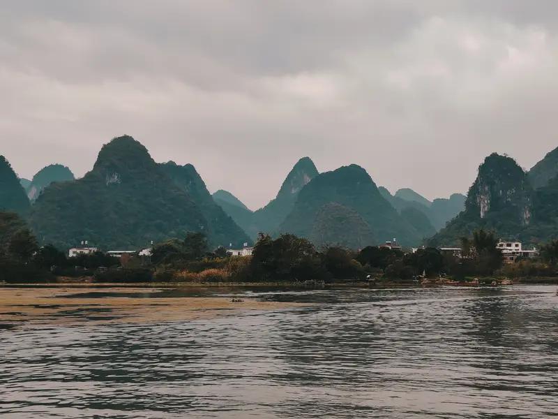 看到“一山一水一风景”这个上联，感觉它营造出一种简约又唯美的意境。我觉得下联可以