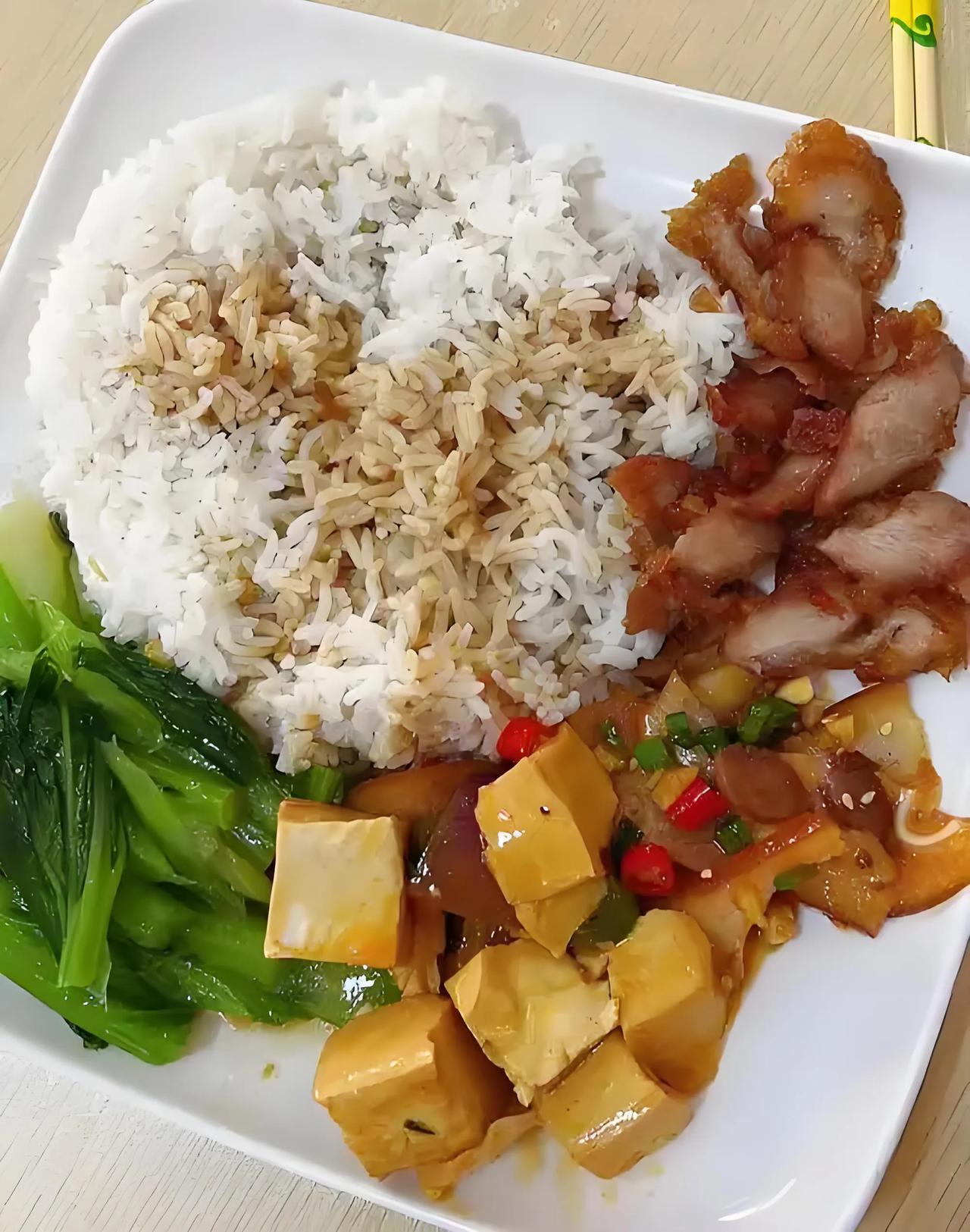 昨天逛街在外吃午饭，25块钱，味道不错，就是这价格贵了点。大家觉得怎样？
