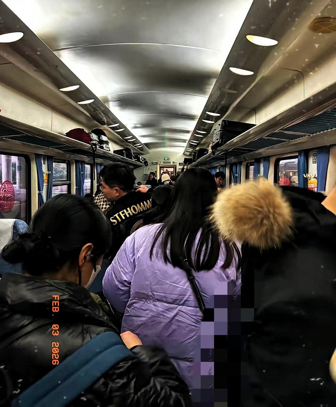 飞机高铁直呼离谱！往年冷清的绿皮火车，今年春运直接封神，抢票难度比热门高铁还高！