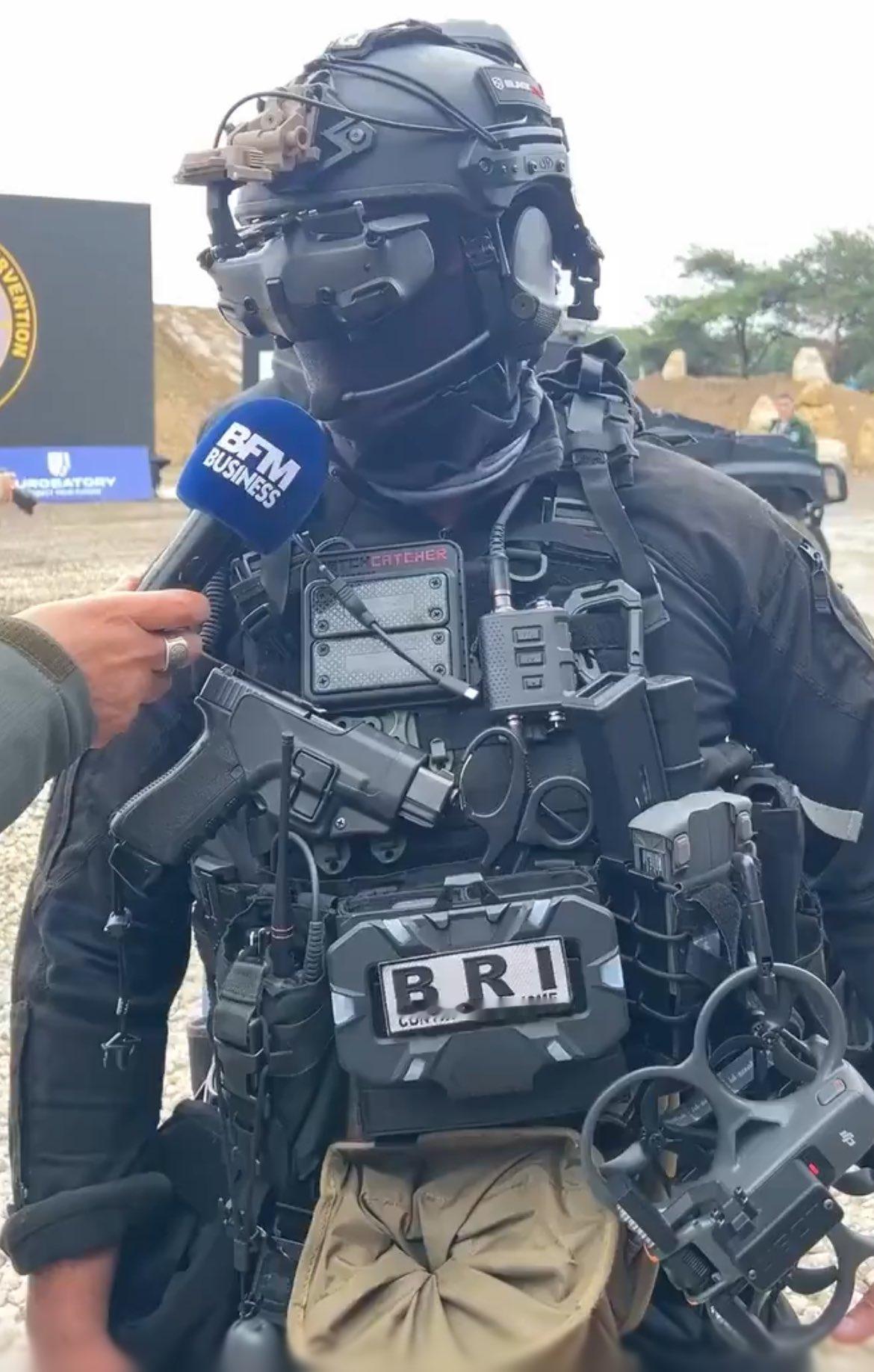一位法国 BRI 特警队员在接受采访时，展示了他的 FPV 装备配置：
- DJ
