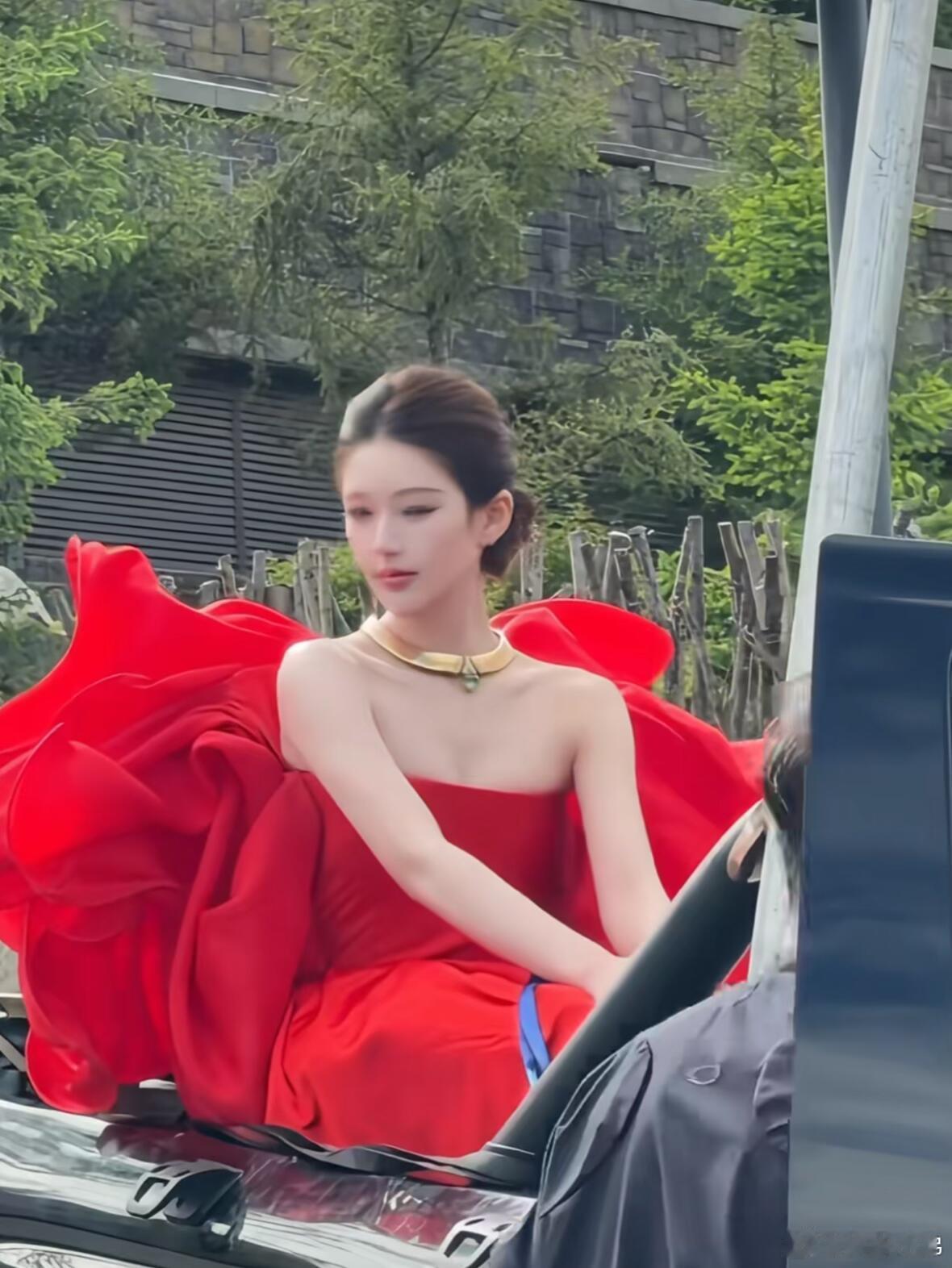 许我耀眼 现实版必须蹭我女神露思的大流  量，谁也拦不住，就是一顿更新