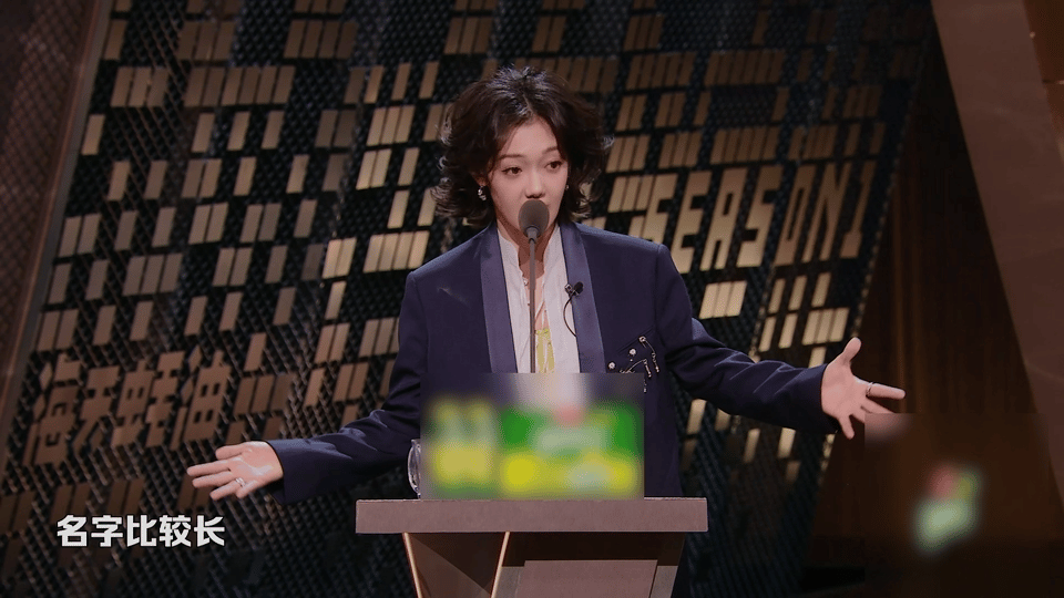 比迪丽热巴全名还长的人出现了 本以为迪丽热巴的全名够有排面了，直到看见者来女的曾