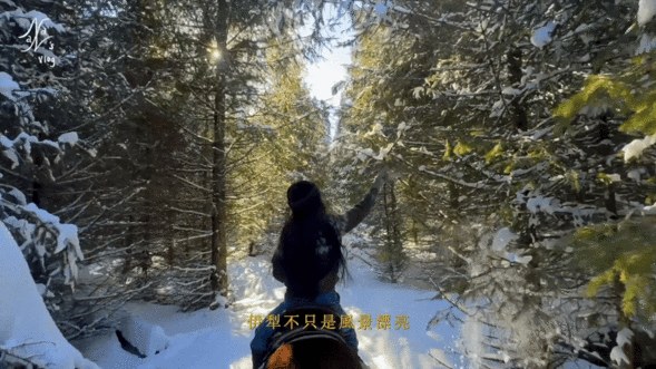 欧阳娜娜骑马帅成这样是谁被这个笑容击中了？原来是我！这才是真正的“策马扬鞭，快乐