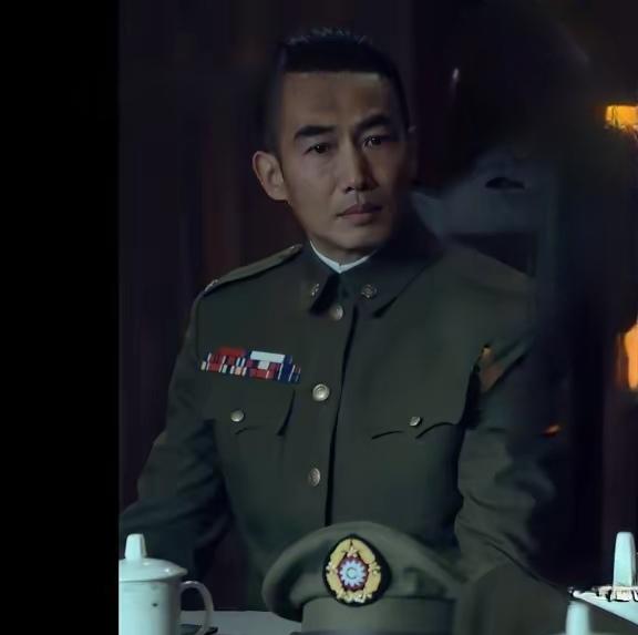追剧《沉默的荣耀》，昨晚又看到演员艾东了，他在剧中饰演刘咏尧，由于昨晚在线的时间