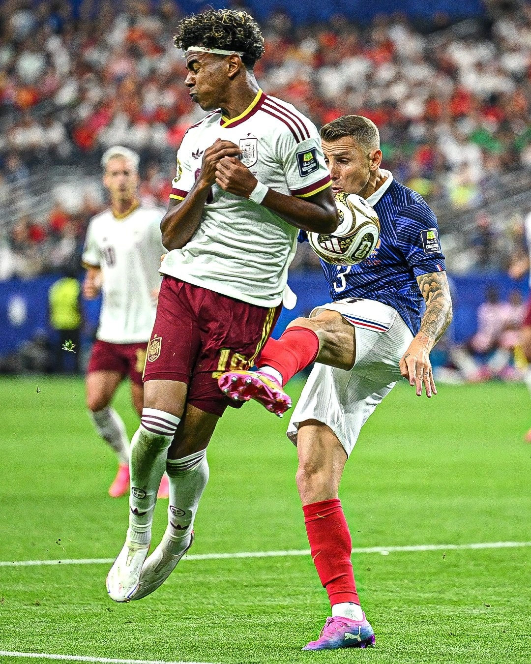 卢卡斯·迪涅对拉明·亚马尔犯规的那张照片 😅亚马尔造点