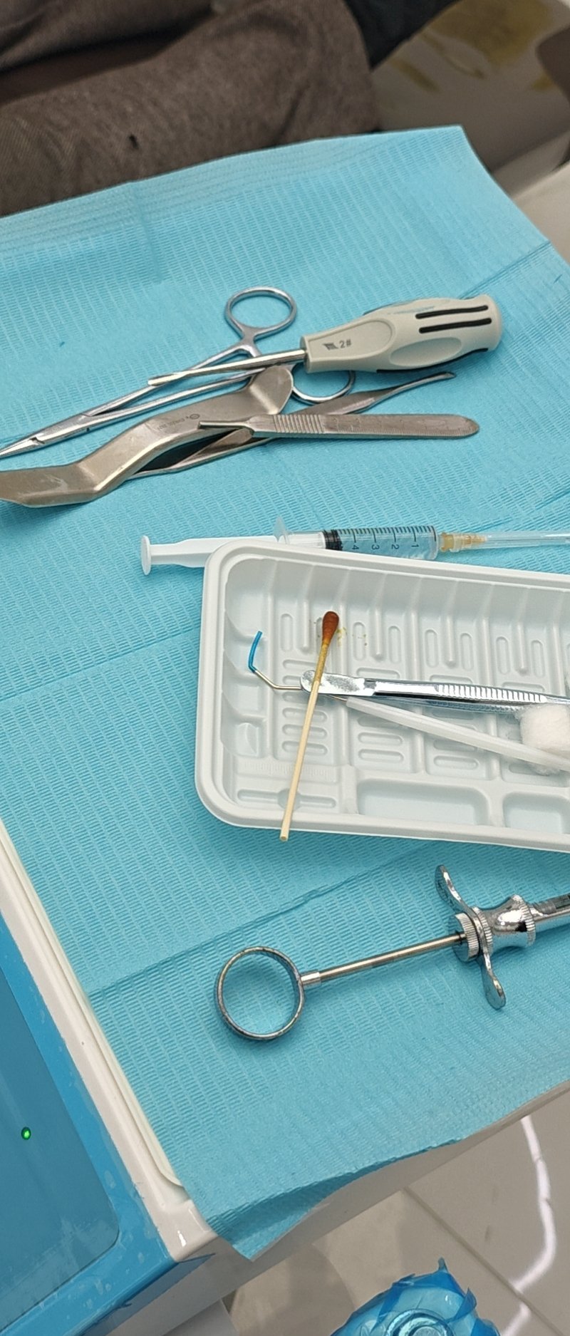 陪我妈来拔牙，这拔牙的工具也太吓人了。我的有颗智齿我都不敢拔了