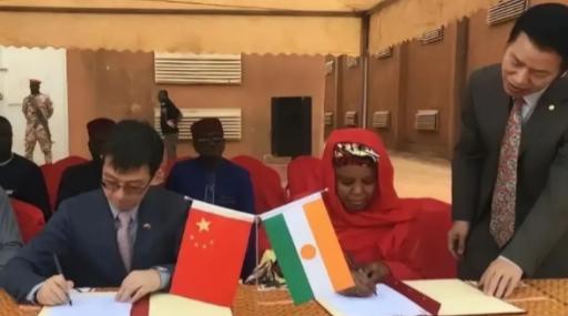 中国决不会再当冤大头！尼日尔首都尼亚美上演着荒诞的一幕。三公里长的车队死死堵在路