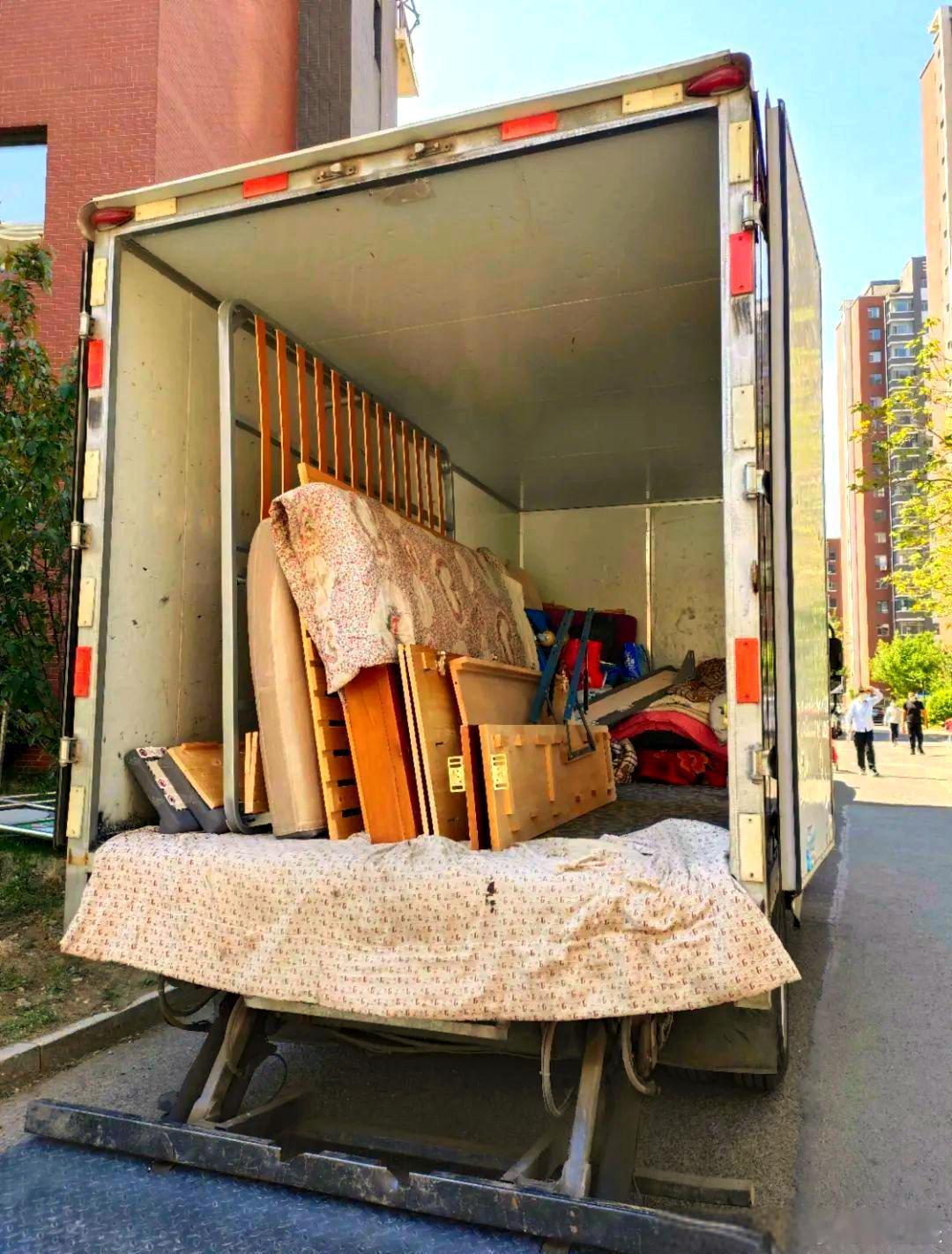 建议大家住五星级酒店带行李箱行李箱不够吧？我一般都是租一辆开车去住，离店时把床和